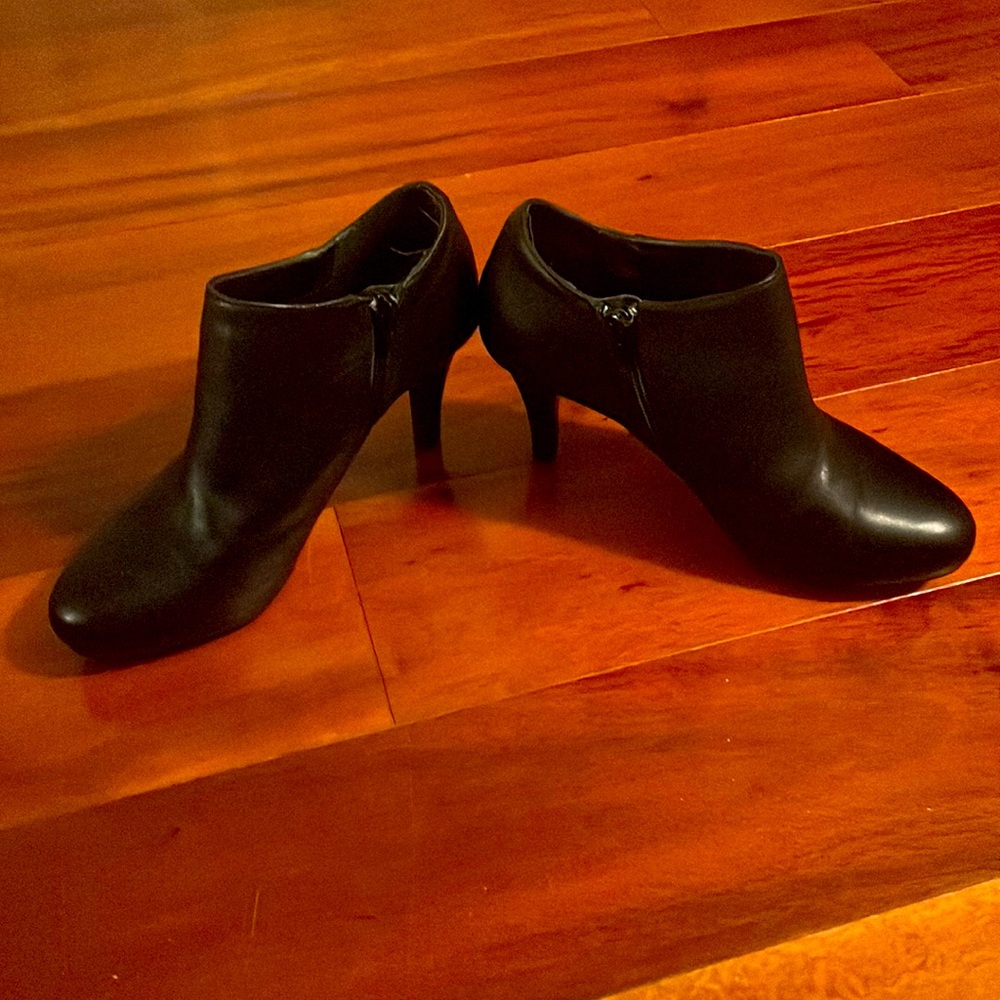 Me Too size six modern leather upper ankle hills